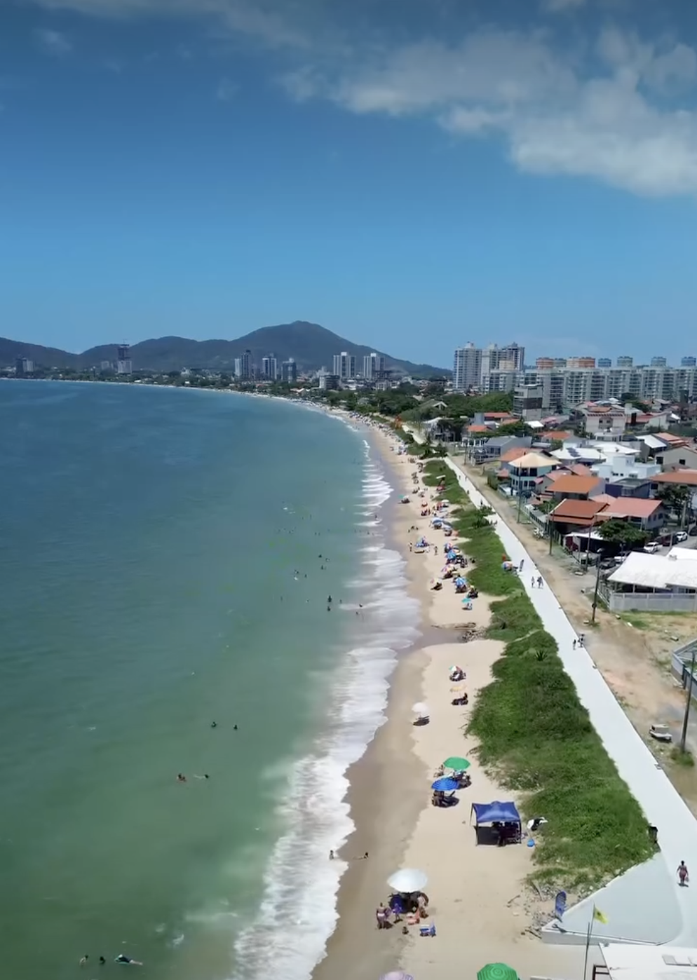 Vista panorâmica da orla da Praia do Quilombo em Penha/SC