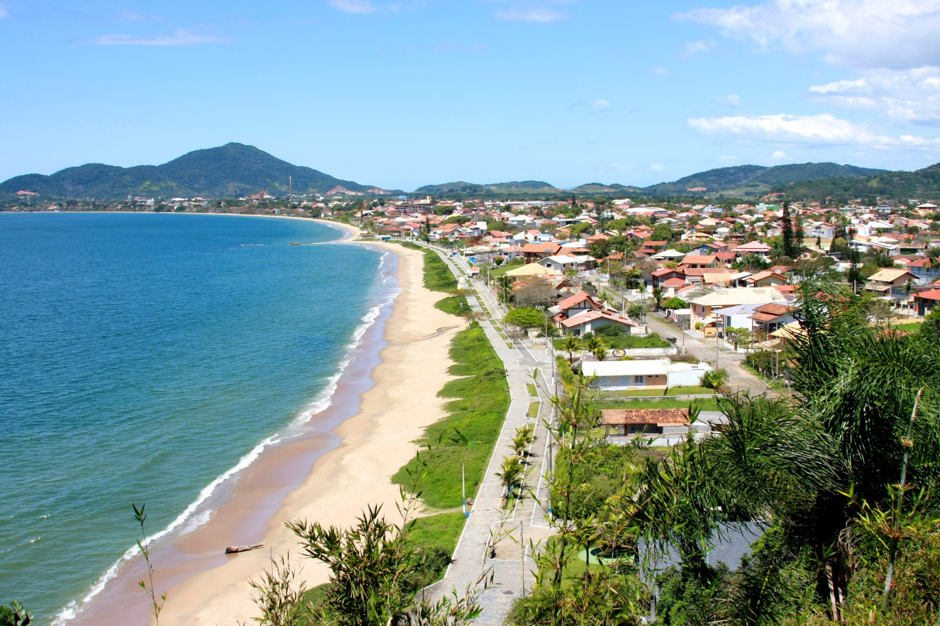Vista panorâmica da orla da Praia do Quilombo em Penha, Santa Catarina
