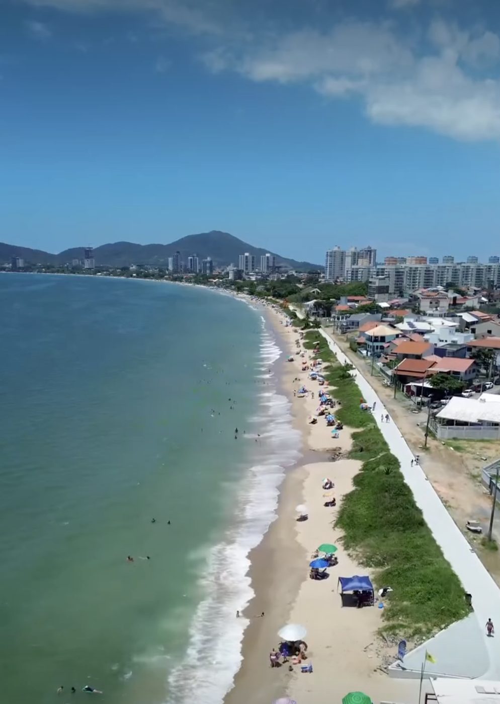 Vista panorâmica da orla da Praia do Quilombo em Penha/SC